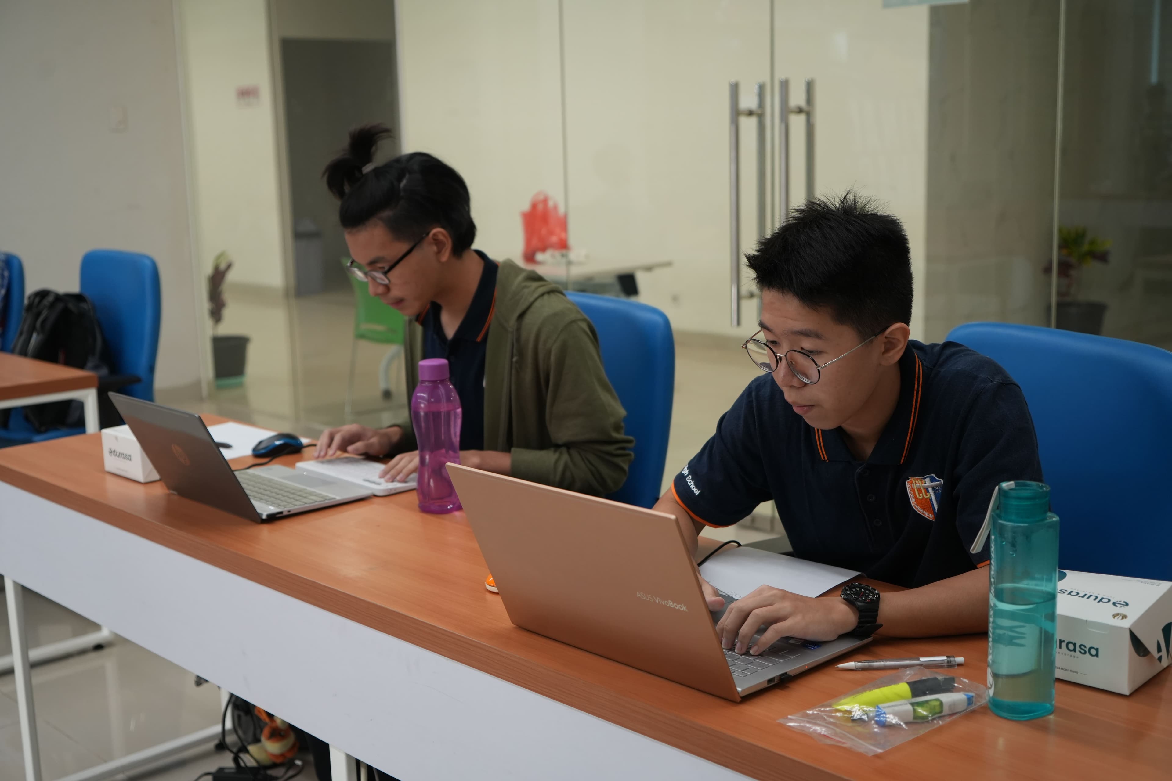 Momen kompetitif yang memperlihatkan keseriusan peserta di arena lomba.